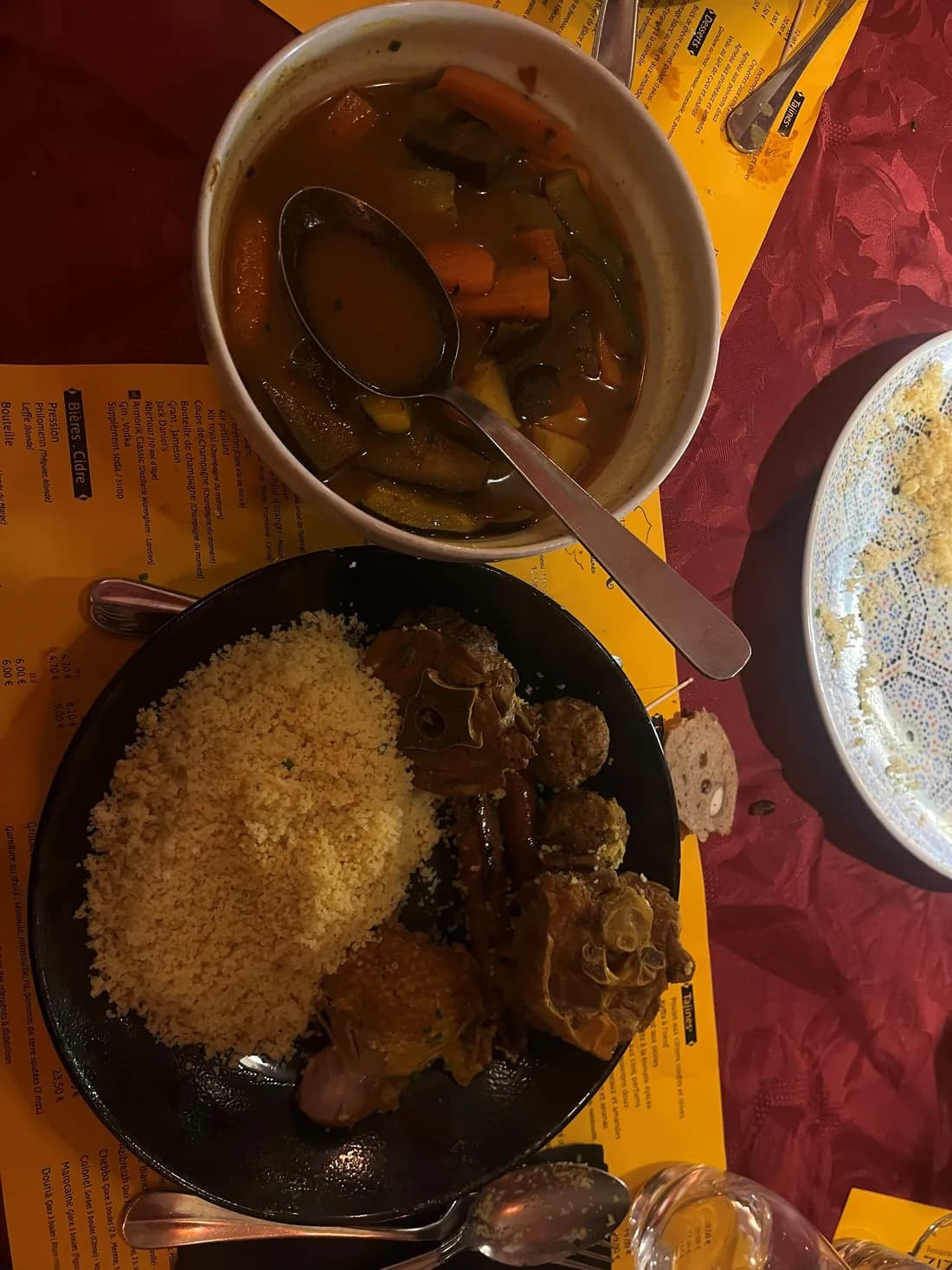 À table, toujours
